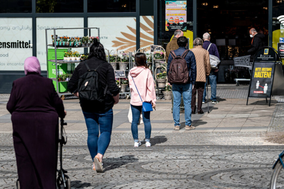 Vor einem Supermarkt in Schöneberg bildet sich eine lange Schlange.