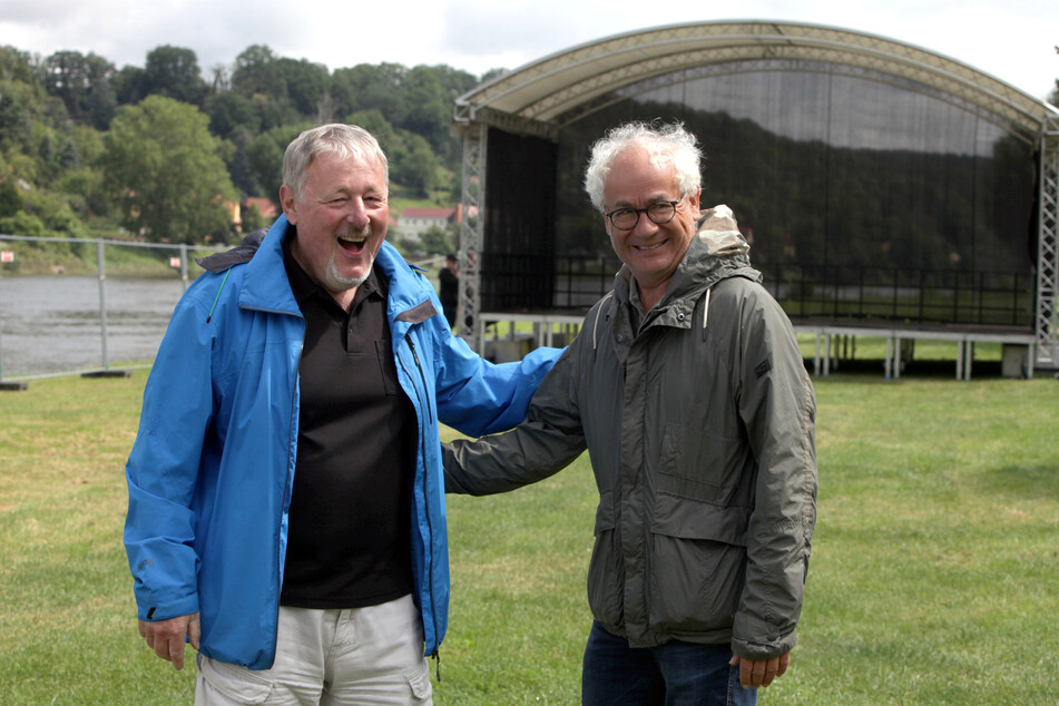 Tom Pauls (r.) und Gert Lorenz von der Kleinkunstbühne Q24 auf dem Festivalgelände des "SommerAugust".