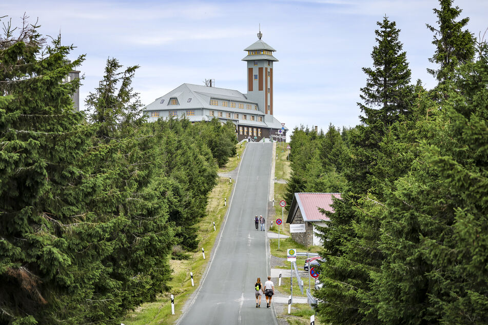 Das Fichtelberghaus wird verkauft. Noch bis 14 Uhr können Gebote abgegeben werden.