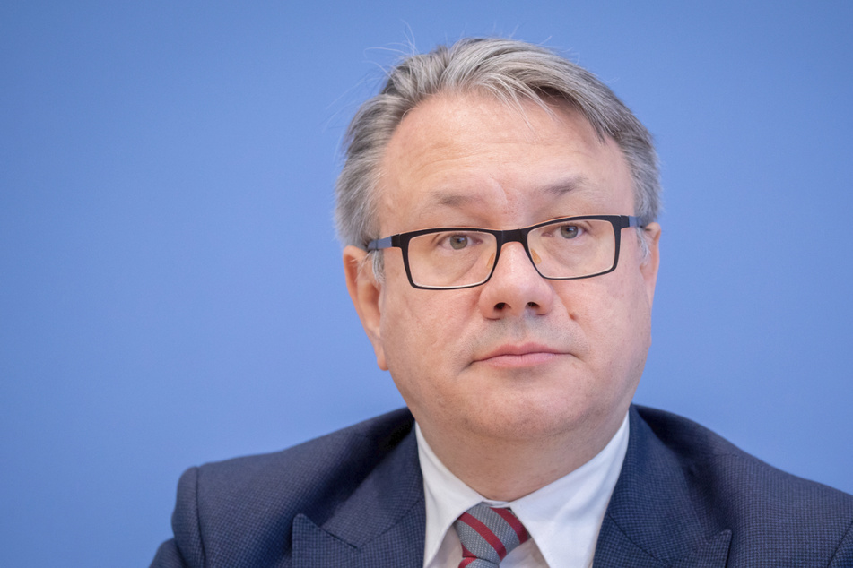 Georg Nüßlein (51, CSU) in der Bundespressekonferenz. Der Politiker legte sein Amt endgültig nieder.