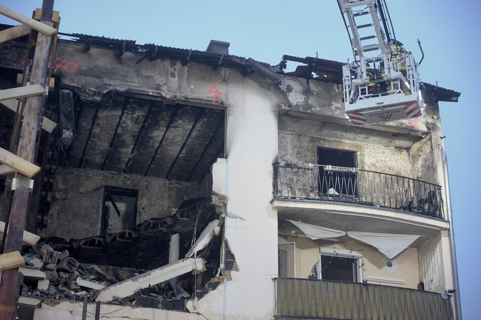 Die Explosion riss ein riesiges Loch ins Haus. Auch die angrenzenden Gebäude sind einsturzgefährdet.
