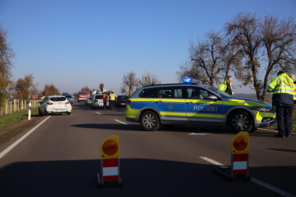 Auf der B2 sind am Montagvormittag ein Renault (weißes Fahrzeug links) und ein VW (silberfarbenes Auto hinten) von einem 78-Jährigen in einen Unfall verwickelt worden.