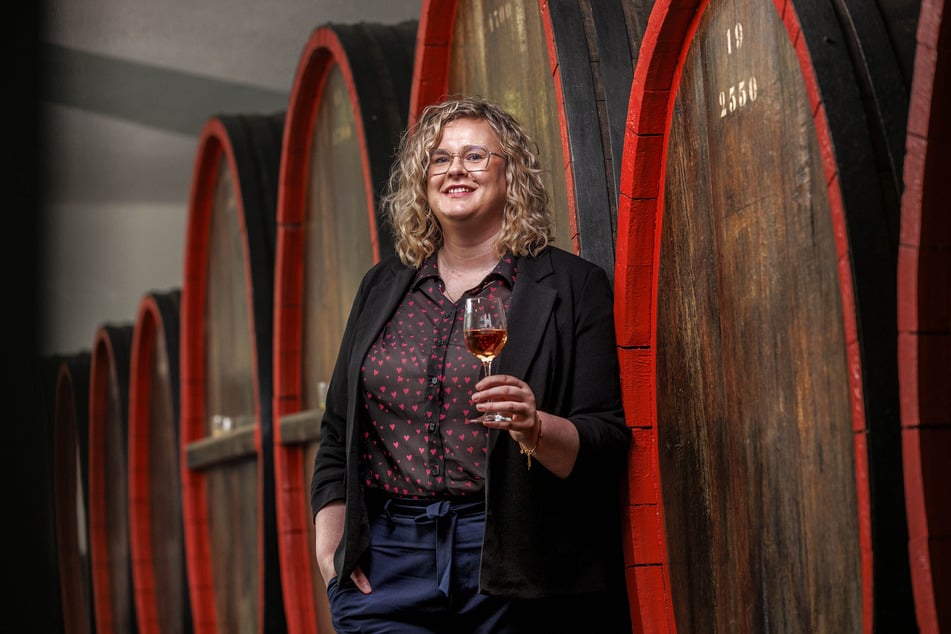 Ex-Weinkönigin Maria Lehmann (36) räumt im sächsischen Weinland auf.