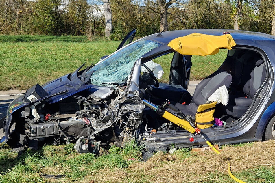 Völlig zerstört kam einer der Unfallwagen nach dem heftigen Crash im schwäbischen Nufringen zum Stillstand.