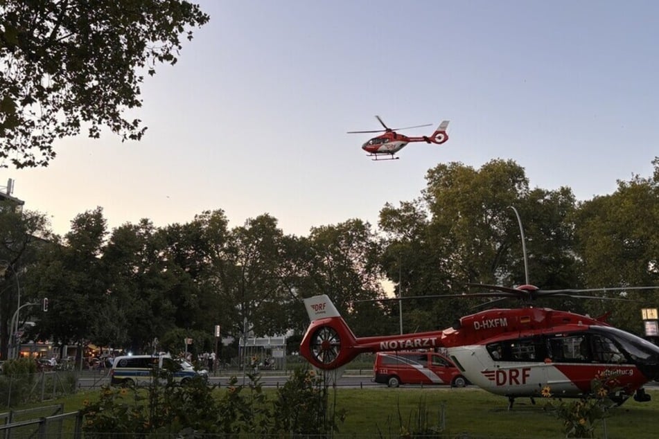 Aufgrund der Verletzungen wurden zwei Rettungshubschrauber zur Einsatzstelle alarmiert.