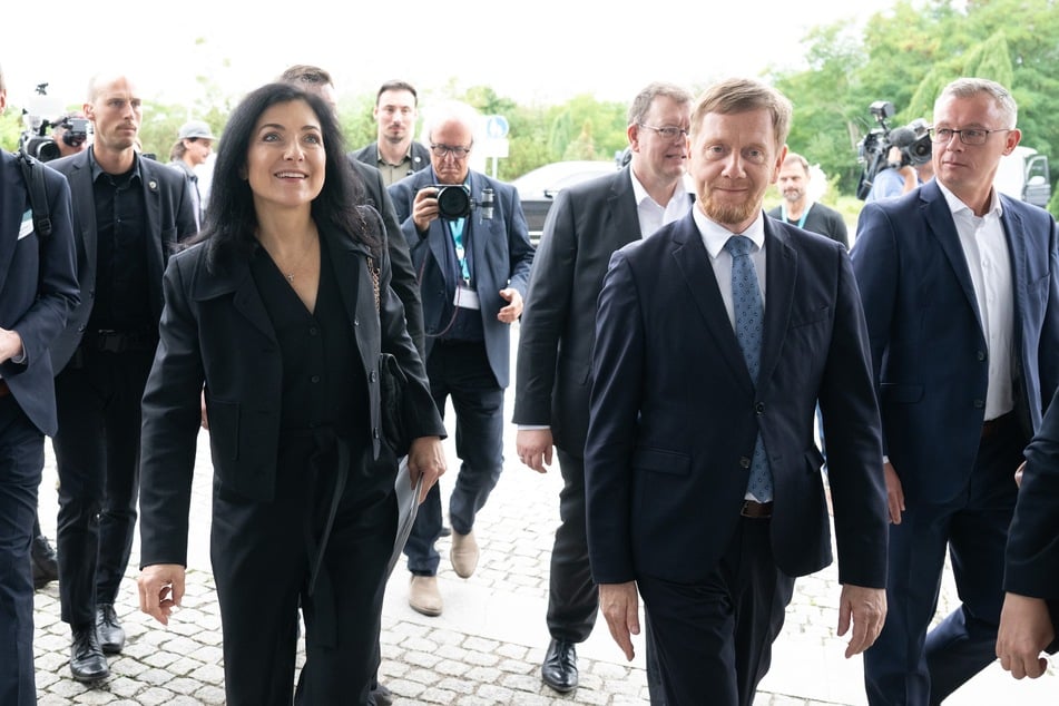 Der Besuch eines sogenannten Reinraums fordert Zugeständnisse: Katharina Reiche (52) und Michael Kretschmer (50, beide CDU) am Montag beim Halbleiterhersteller Infineon in Dresden.