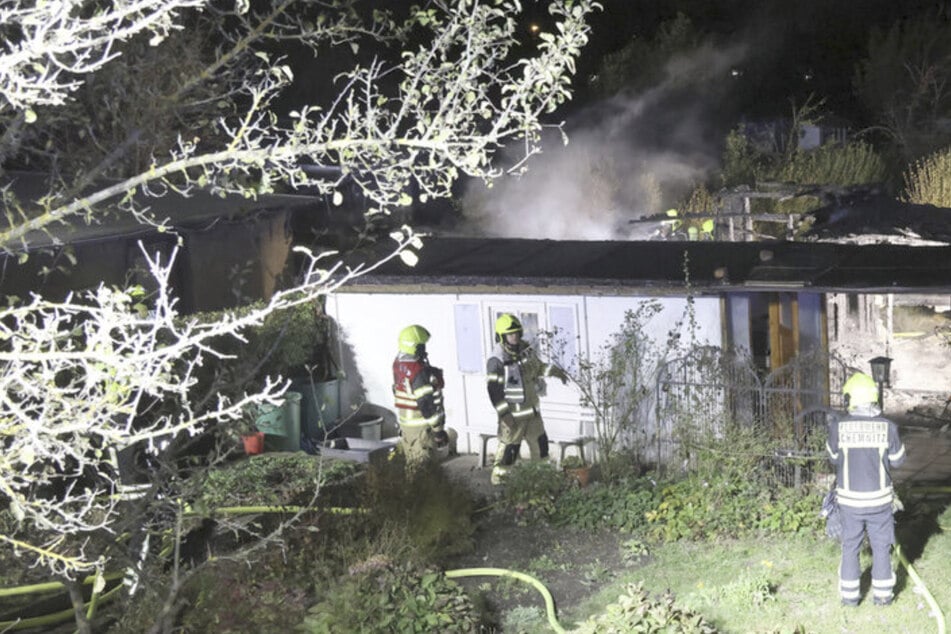 Chemnitz: Feueralarm in Chemnitz: Gartenlaube steht in Vollbrand