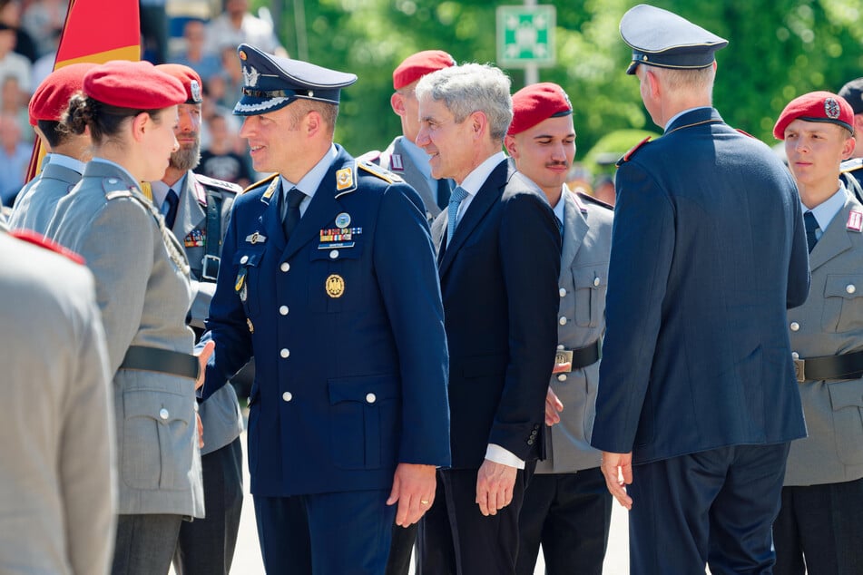 Stephan Harbarth (M.), Präsident des Bundesverfassungsgerichts, beglückwünscht die Soldaten beim feierlichen Gelöbnis.
