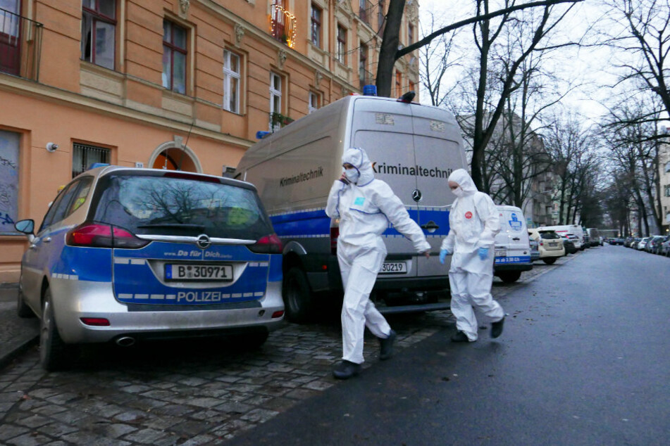 Polizei und Kriminaltechnik sind am Mittwoch vor dem Wohnhaus in der Mahlower Straße in Berlin-Neukölln im Einsatz.