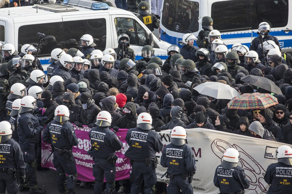 Am Rande des AfD-Bundesparteitages umstellten am 30. April 2016 nahe dem Messegelände am Flughafen in Stuttgart Polizeikräfte zahlreiche Demonstranten, die die Zufahrten blockieren wollten.