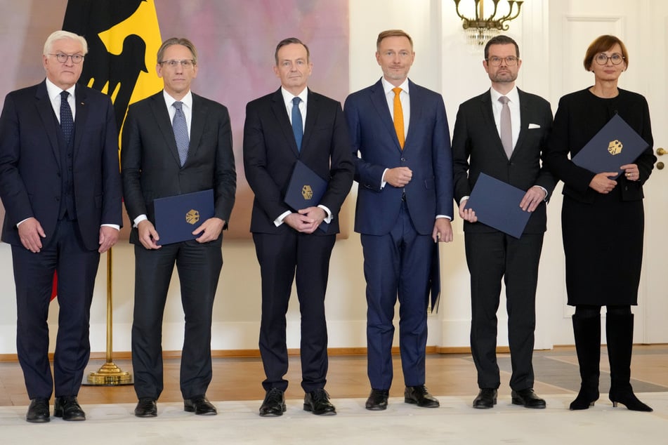 Bundespräsident Frank-Walter Steinmeier (l-r,), Jörg Kukies (SPD), neuer Bundesminister der Finanzen, Volker Wissing, Bundesminister für Digitales und Verkehr sowie neuer Bundesminister der Justiz, Christian Lindner (FDP), ehemaliger Bundesminister der Finanzen, Marco Buschmann (FDP), ehemaliger Bundesminister der Justiz und Bettina Stark-Watzinger (FDP), ehemalige Bundesministerin für Bildung im Schloss Bellevue.