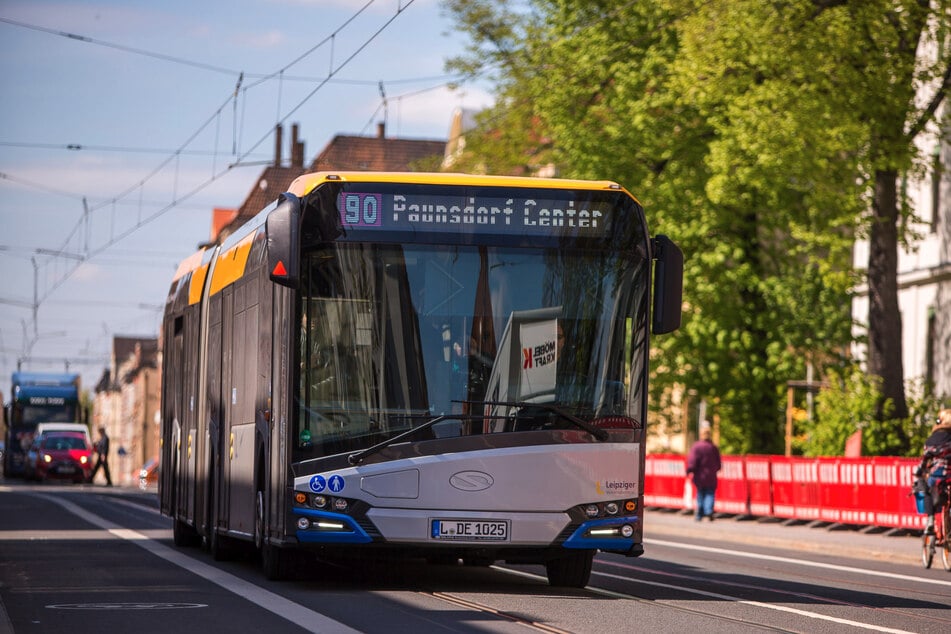 Jugendlicher Räuber fährt nichts ahnend Bus und landet auf der Polizeistation