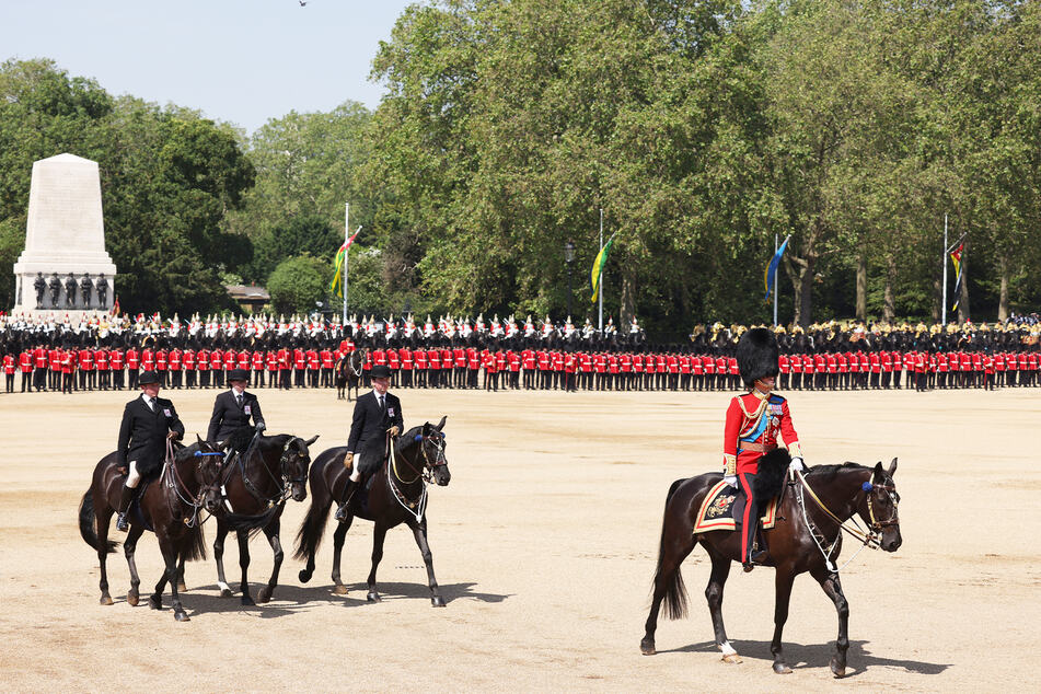 Prinz William (40, vorn rechts) musste die Show auf einem Pferd abnehmen.