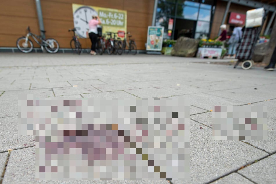 Die Blutspuren vor dem Markt sind deutlich sichtbar.