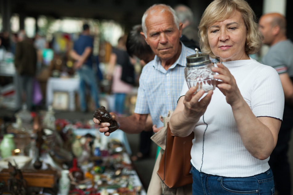 An der Eissporthalle in Chemnitz findet ein Flohmarkt statt.