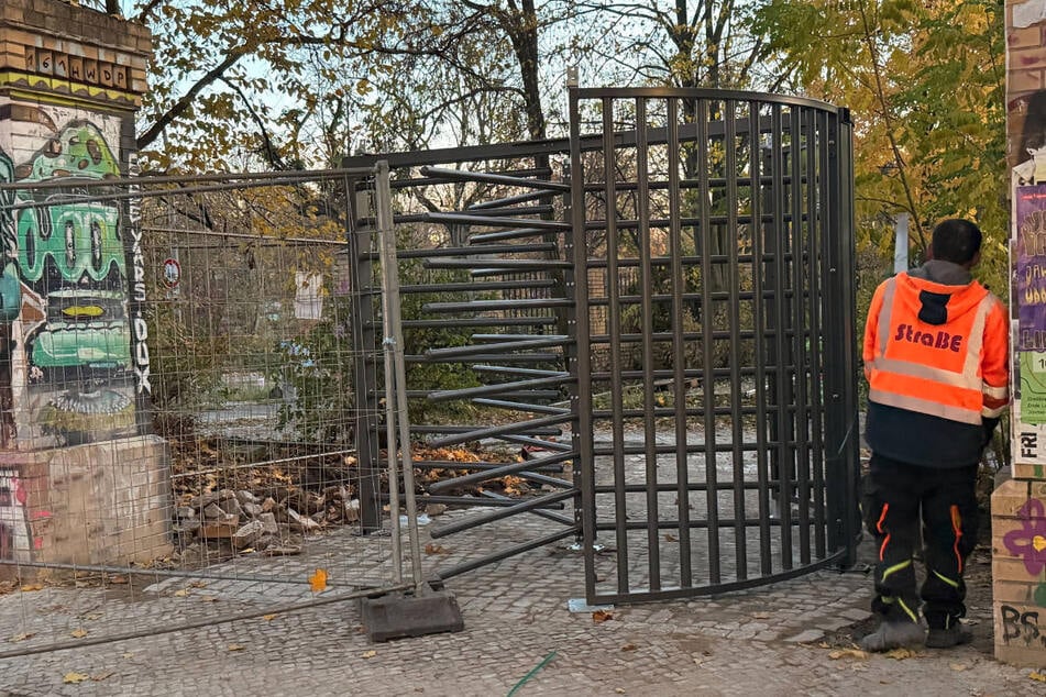 Berlin: Frust-Zaun am "Görli": Erstes Stahltor mit Drehkreuz steht