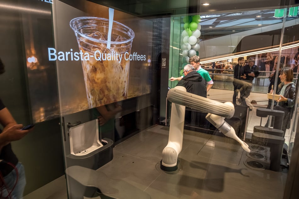Der Getränke-Roboter ist ein Hingucker. Ein einfacher Kaffee-Automat hätte's aber auch getan.