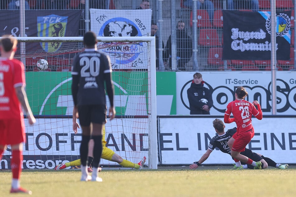 Tor für Zwickau! Veron Dobruna trifftt zum 1:1 gegen CFC-Torhüter Daniel Adamczyk.