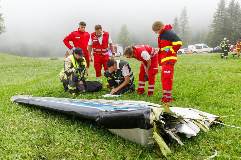 Nach derzeitigem Wissensstand sei ein Pilot - vermutlich ein Italiener - an Bord gewesen, sagte ein Sprecher der Polizei der Deutschen Presse-Agentur.