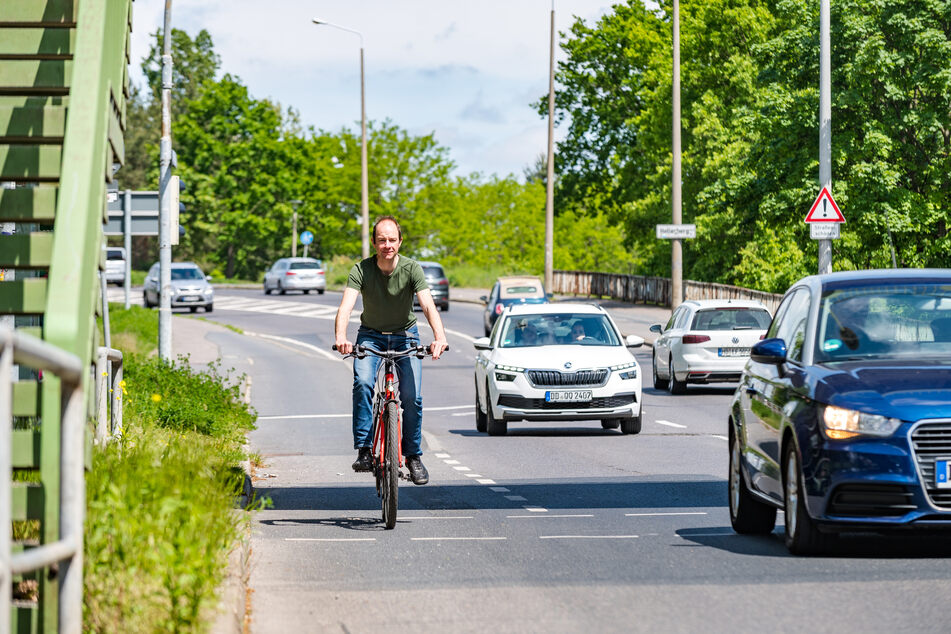 Nils Larsen (39) ist sauer und behauptet, dass die Stadtplanung eine Erweiterung des Radweges auch in den nächsten Jahren nicht vorsieht.