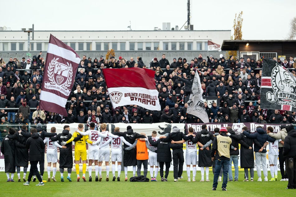 Die BFC-Fans feiern den Schabernack mit dem Stein.