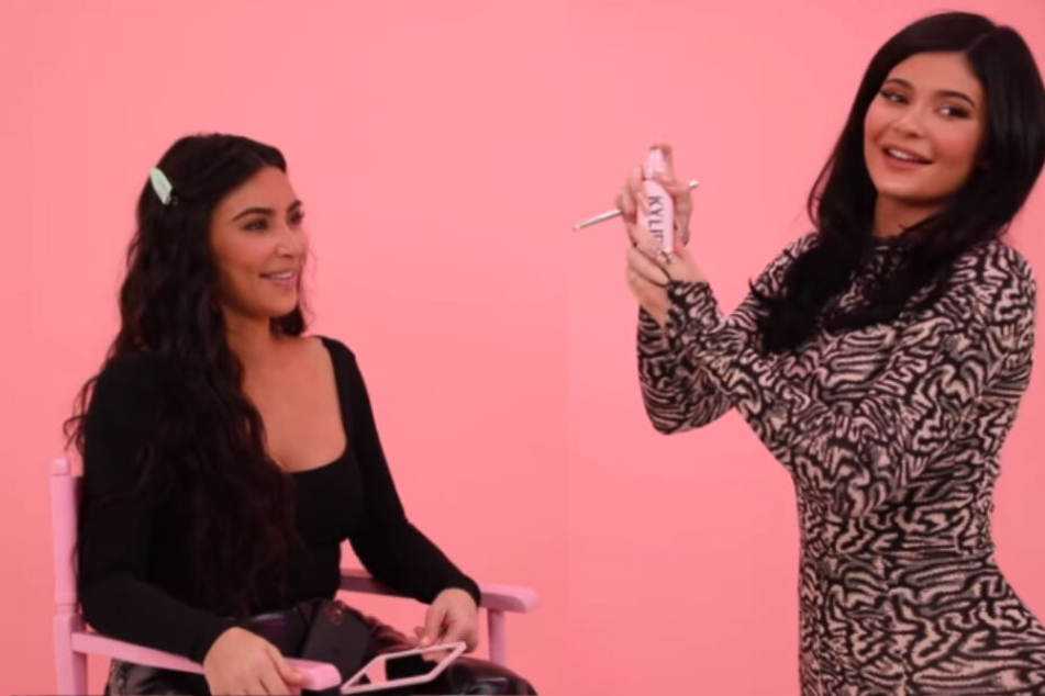 Kim Kardashian (l.) nutzte das Versagen der Spray-Flasche für eine kleine Stichelei gegen die Kosmetik-Produkte von Kylie Jenner.