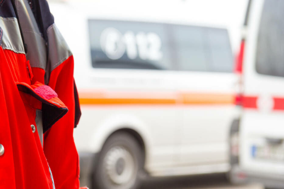 Die beiden Fahrer und ein Beifahrer wurden in umliegende Krankenhäuser eingeliefert (Symbolbild).
