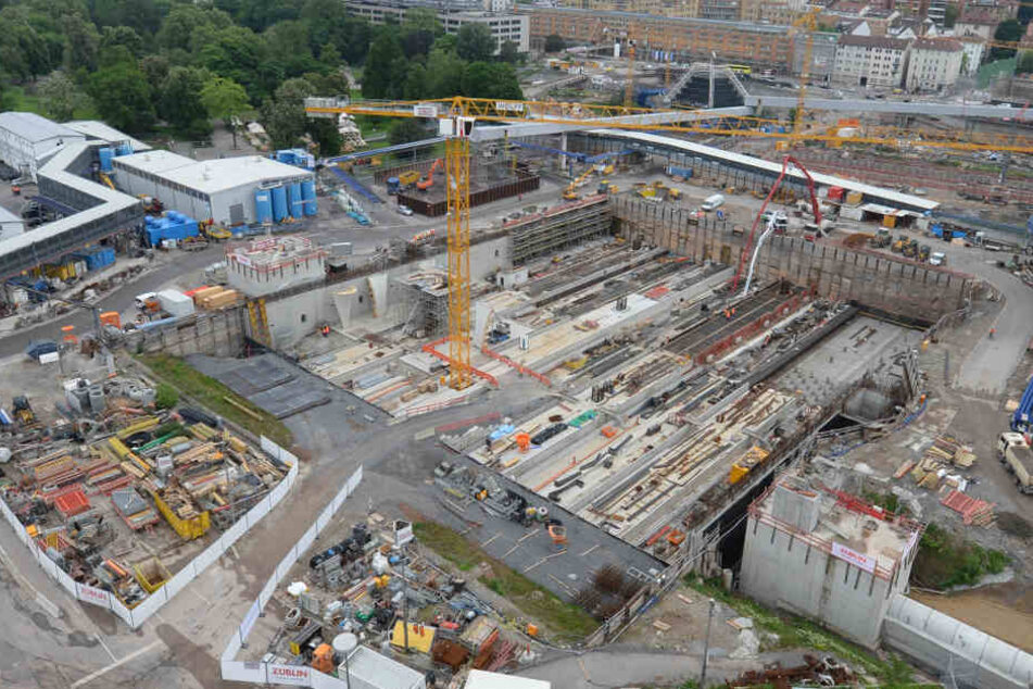 Blick in die Baugrube des künftigen Stuttgarter Hauptbahnhofs, der im Rahmen des Bahnprojekts Stuttgart 21 in Stuttgart entsteht. (Archivbild)