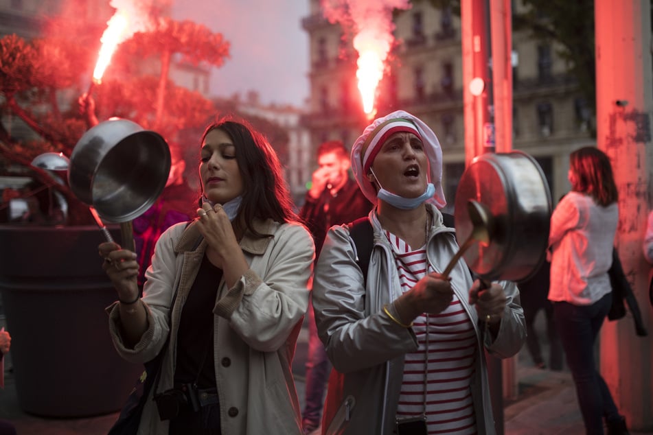 Restaurantbesitzer schlagen mit Löffeln Kasserollen bei einer Demonstration gegen Restaurant- und Barschließungen in Marseille.