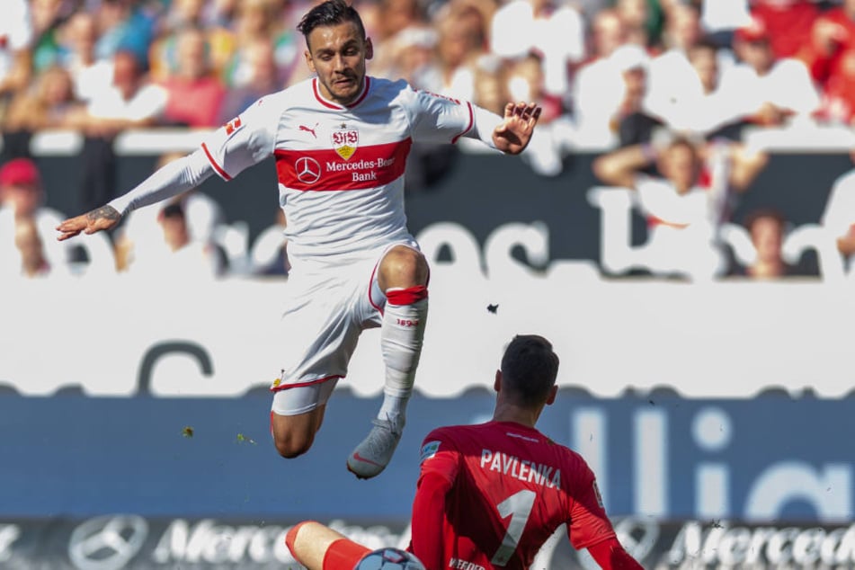 Anastasios Donis überwindet Bremens Torhüter Jiri Pavlenka (26) und erzielte das zwischenzeitliche 1:0 für den VfB.