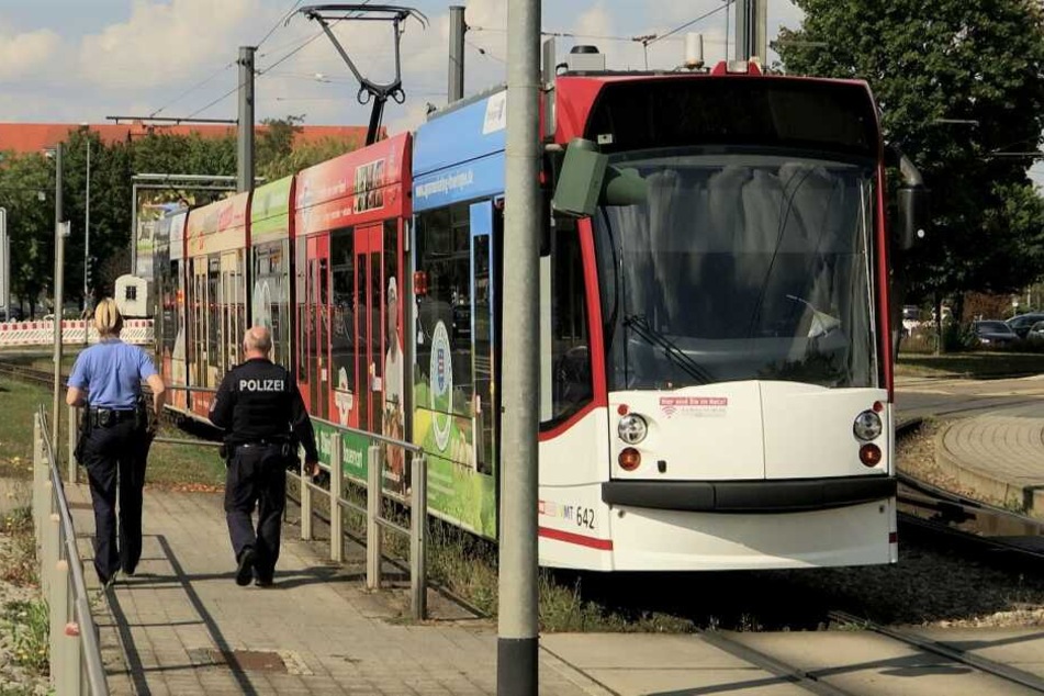Die Straßenbahn stand nach dem Unfall stundenlang still.