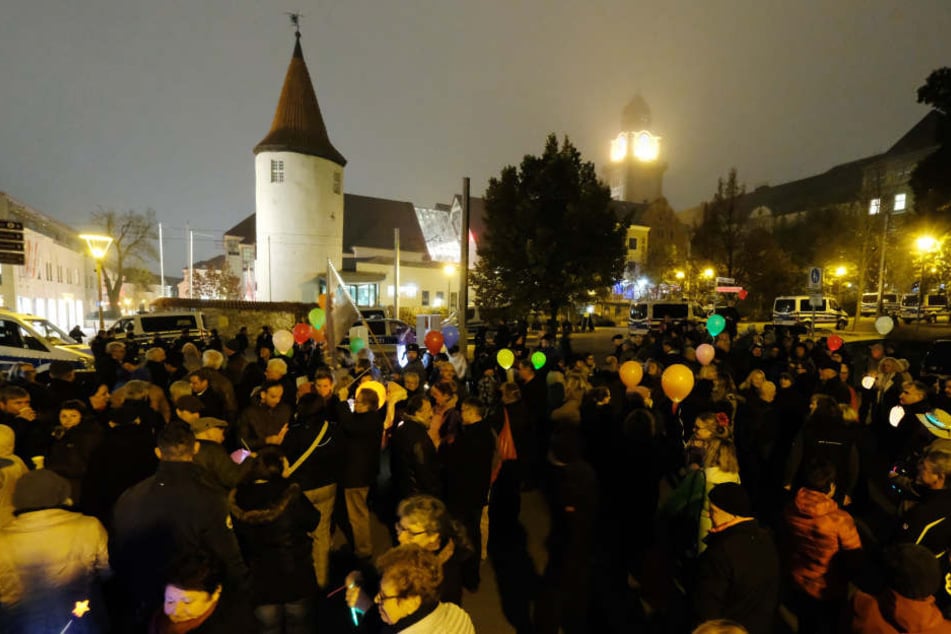 Teilnehmer einer Demonstration gegen einen Aufmarsch der rechten Partei „Der Dritte Weg“ versammeln sich mit Luftballons in der Innenstadt.