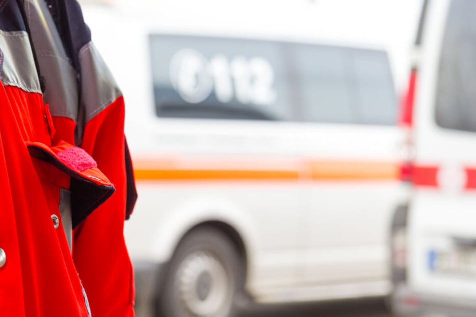 Ein Sanitäter ist am Unfallort im Einsatz. (Symbolbild)
