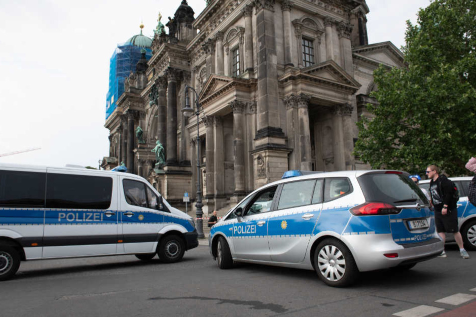 Polizeifahrzeuge stehen vor dem Berliner Dom.