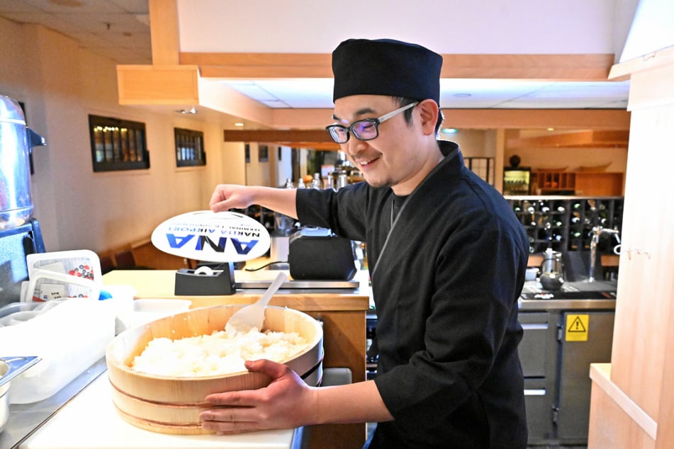 Sushi-Koch Jun Harada (38) bereitet den Reis für die leckeren Röllchen zu.