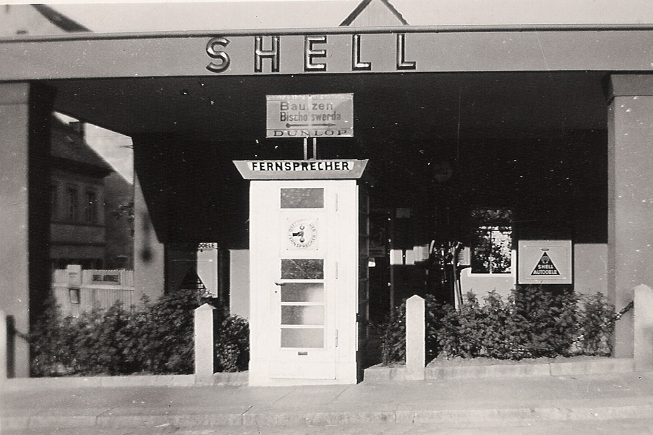 Die Kamenzer Shell-Tankstelle in den 1930er-Jahren. Auch ein Münzfernsprecher war dabei.