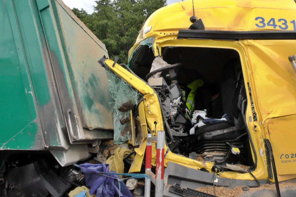 Aus einem Führerhaus musste ein LKW-Fahrer befreit werden.