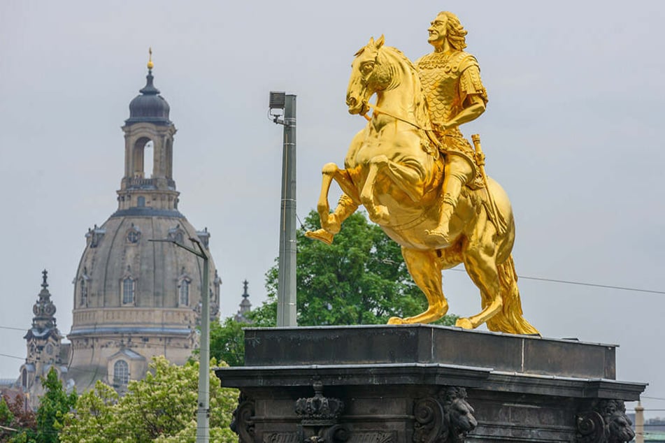 So reitet August der Starke seit 1736: Der noch unversehrte Goldene Reiter - mit Schwert.
