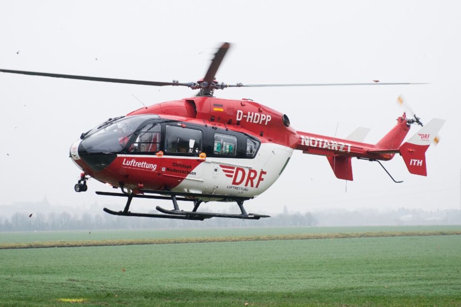 Ein Rettungshubschrauber brachte den 27-Jährigen in eine Klinik. (Symbolbild)
