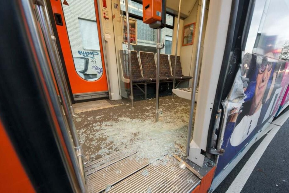 Enormer Schaden: Lastwagen kracht in Stadtbahn
