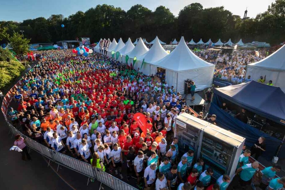 Die über 10.000 Teilnehmer starteten 18 Uhr auf dem Hartmannplatz.