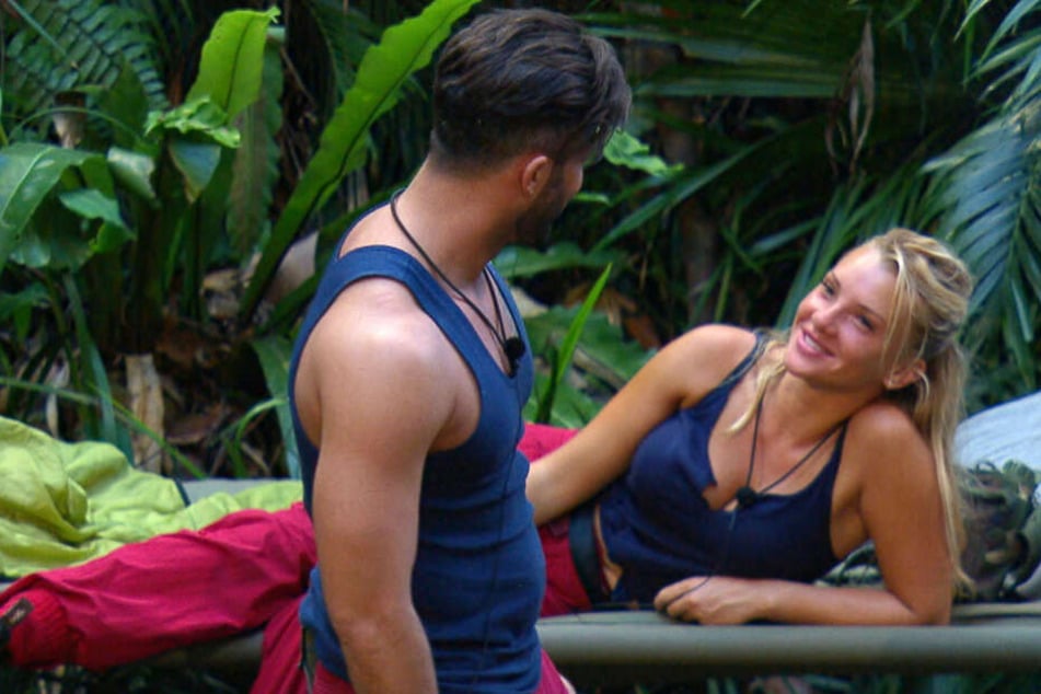 Die Funken sprühen! Das einstige "Bachelor in Paradise"-Traumpaar tauscht vielsagende Blicke aus.