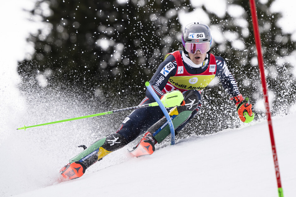 Der norwegische Ski-Alpin-Fahrer Lucas Braathen (23) will in der kommenden Saison wieder ganz oben angreifen - auch mit neuen Belägen unter den Skiern.