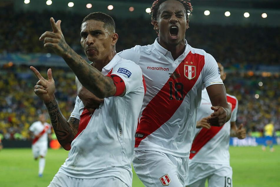 Diese Freude währte nicht allzu lange. Ex-Bundesligakicker Paolo Guerrero bejubelt seinen dritten Turniertreffer zum zwischenzeitlichen 1:1.