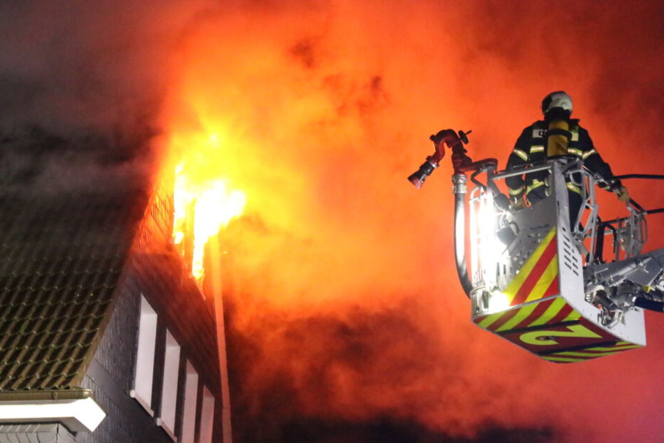 Zahlreiche Feuerwehrmänner kämpften gegen das Feuer in der Dachgeschosswohnung.