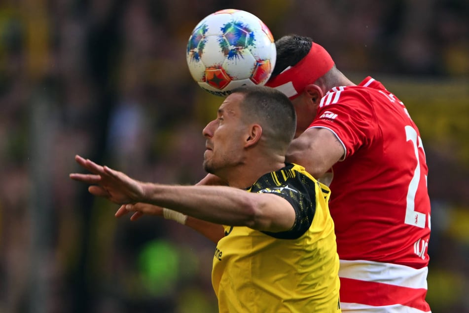 Andrej Ilic (25, r.) hat nach einem Zusammenstoß mit Verband gespielt und trotzdem den Ausgleich auf dem Kopf gehabt.