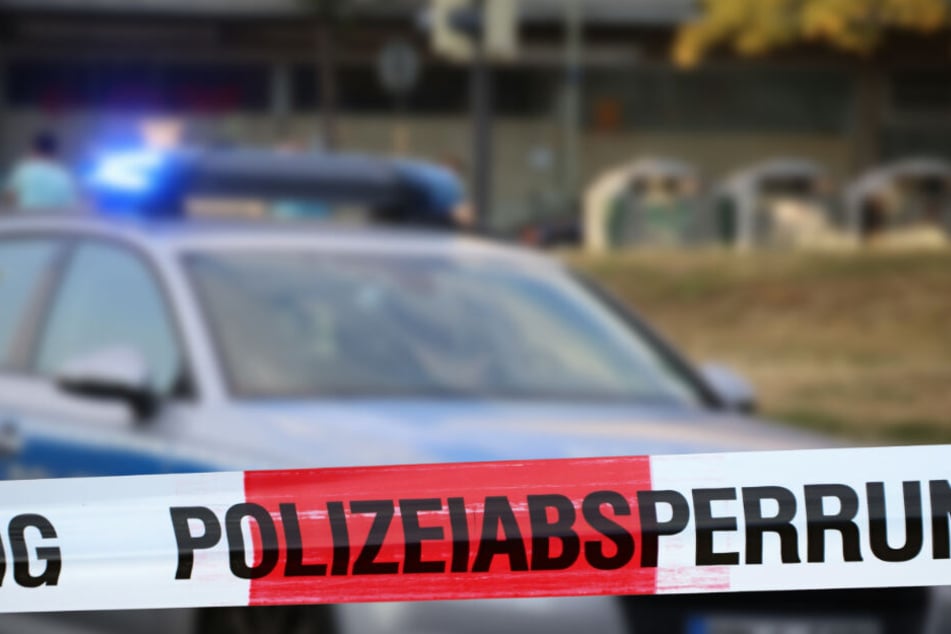 Die Polizei hat einen kleinen Sperrkreis errichtet. (Symbolbild)