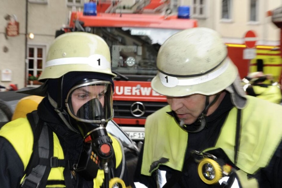 Die Feuerwehr ging mit Atemschutz in die verrauchte Wohnung und brachte den Brand schnell unter Kontrolle. (Symbolbild)