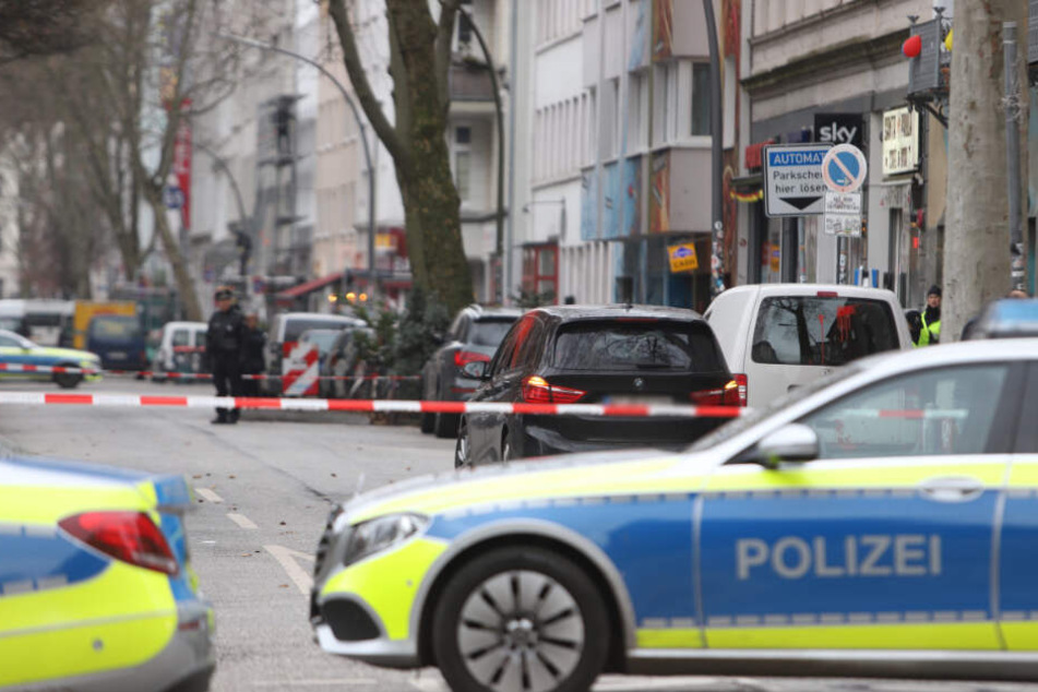 Die Polizei sperrte die Straße rund um den Tatort ab.