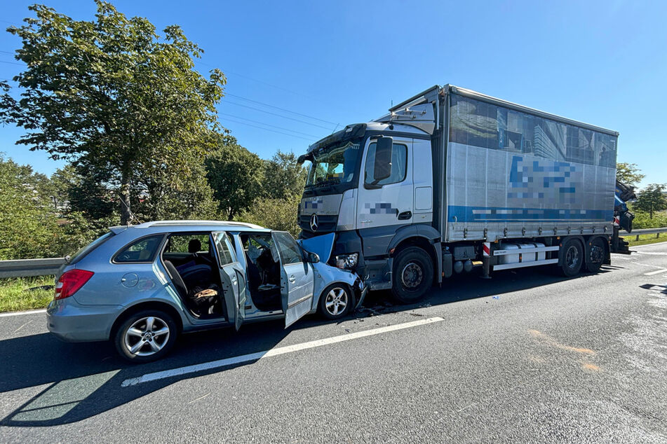 Ein Skoda krachte am Dienstagvormittag auf der S100 frontal in einen Lkw.